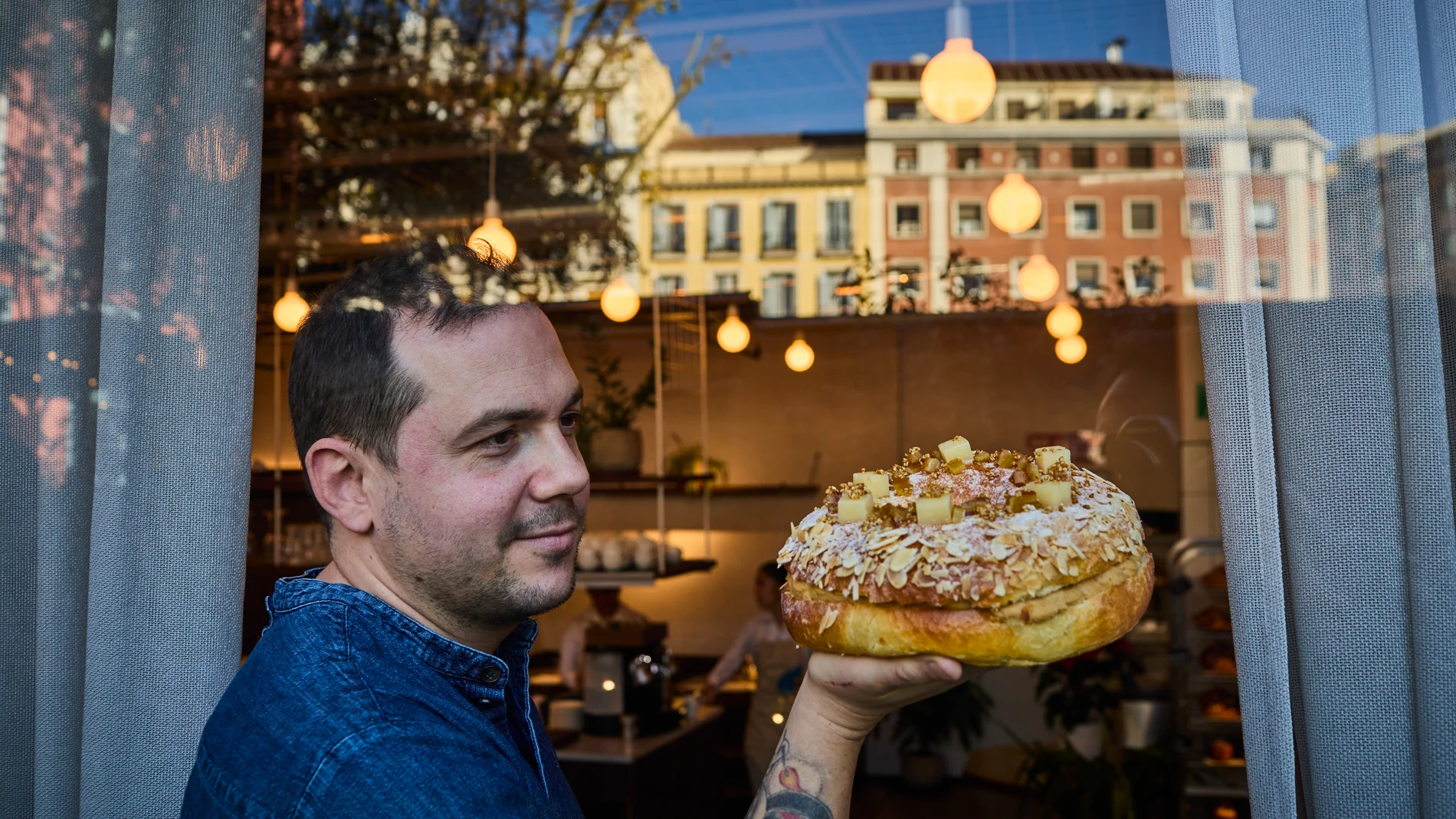 Manu Villalba, jefe de cocina de The Omar en el hotel Thompson Madrid nos muestra su propuesta de Roscón de Reyes.