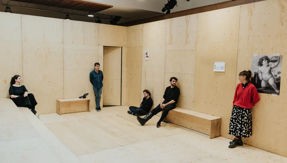 Àlex Rigola mete su &quot;Hedda Gabler&quot; en una habitación de madera de 6 x 8 metros sin techo. Platea y escenario al mismo tiempo