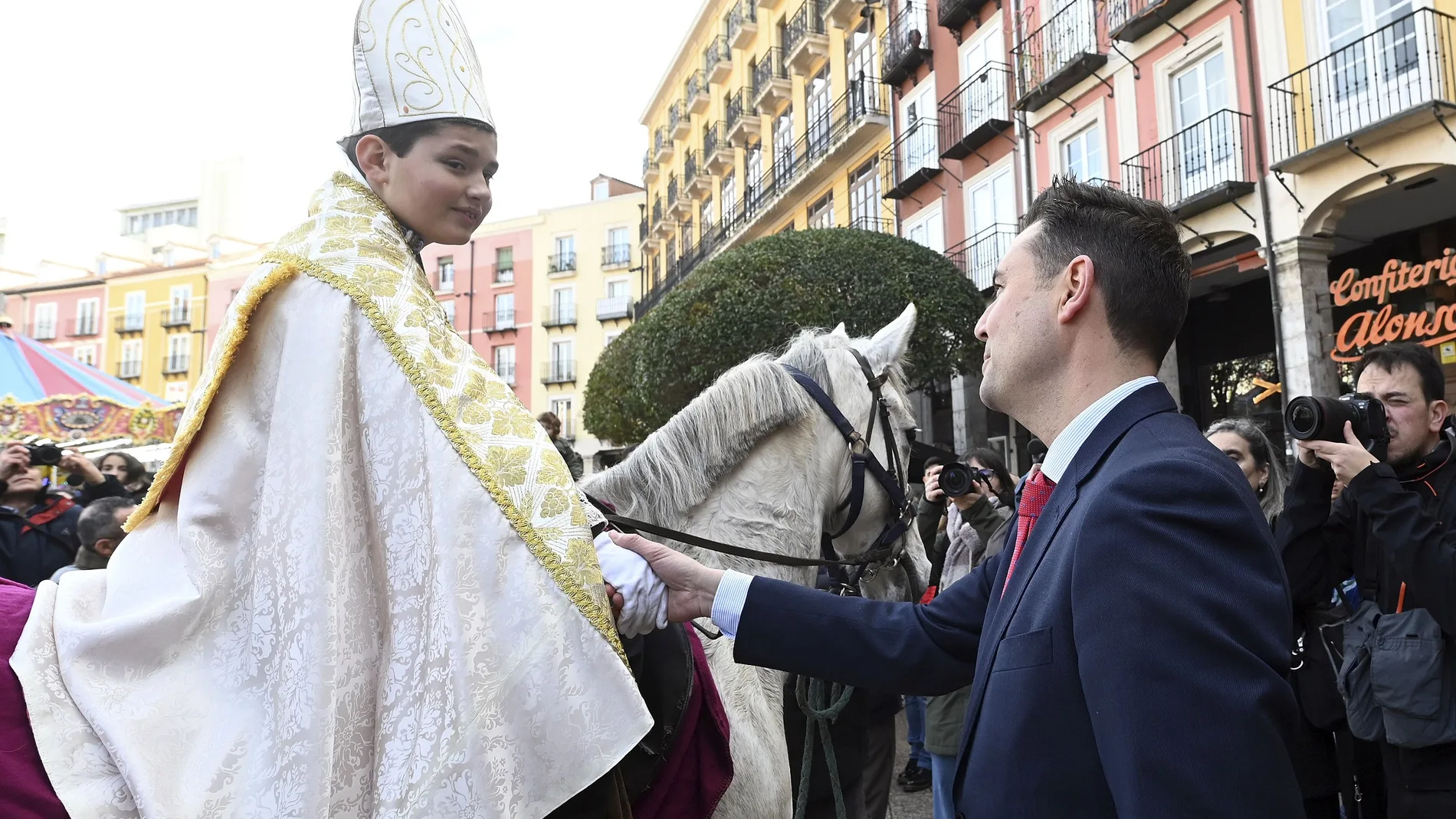 El alcalde de Burgos, Daniel de la Rosa, saluda al Obispillo, Jorge Hernández Miguel