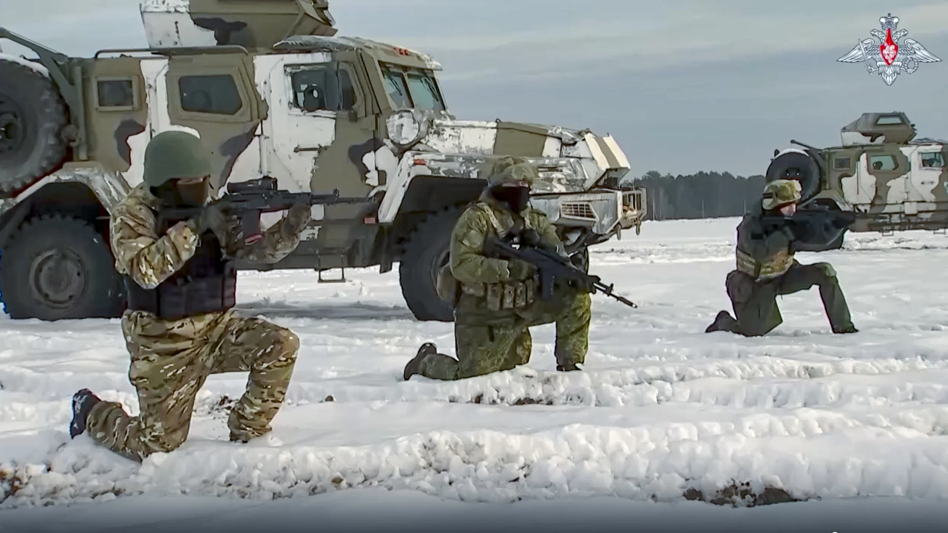 En esta foto tomada de un vídeo difundido por el Servicio de Prensa del Ministerio de Defensa ruso el miércoles, tropas rusas participan en ejercicios en un lugar no especificado de Bielorrusia