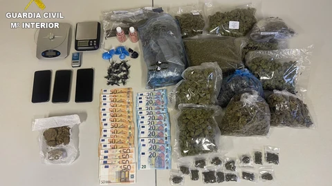 Droga, materiales y dinero en efectivo intervenidos en la operación 'Calateas' en Salamanca.GUARDIA CIVIL28/12/2022