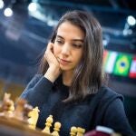 La iraní Sara Khadem compite en el torneo de ajedrez internacional de Almaty, en Kazajistán, sin "hiyab"