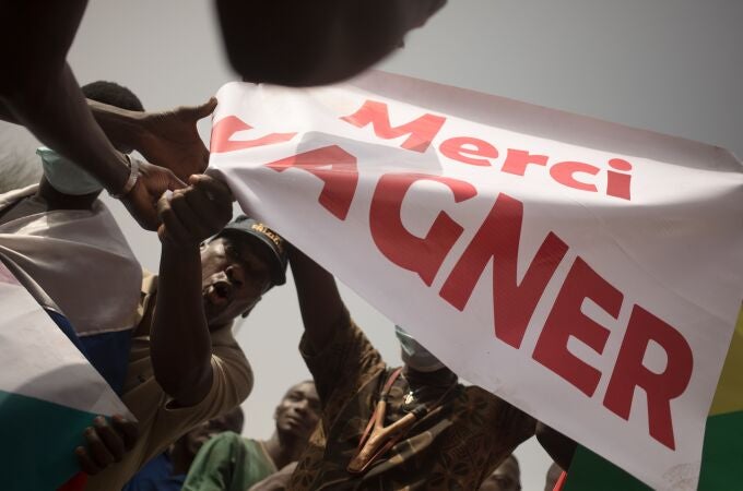 Manifestantes sostienen una pancarta en la que se lee "Gracias Wagner" en Bamako, Mali