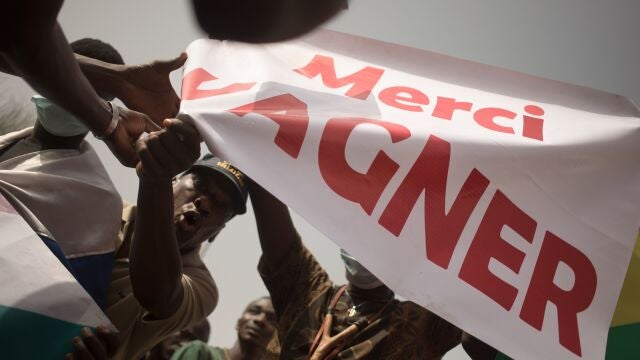 Manifestantes sostienen una pancarta en la que se lee "Gracias Wagner" en Bamako, Mali