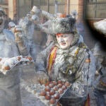 Un momento de la fiesta de "Els Enfarinats" de Ibi, en la que un grupo de personas, toma el poder municipal de forma ficticia a golpe de escaramuzas y batallas de huevos, harina y petardos