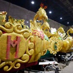 Detalle de las carrozas de los tres Reyes Magos en el almacén donde se fabrican las carrozas de la Cabalgata