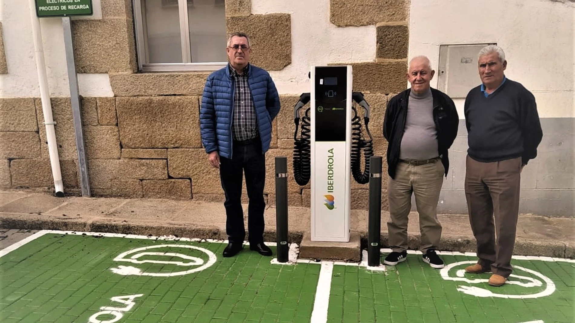 Vecinos de Barruecopardo junto a la nueva estación de recarga de Iberdrola