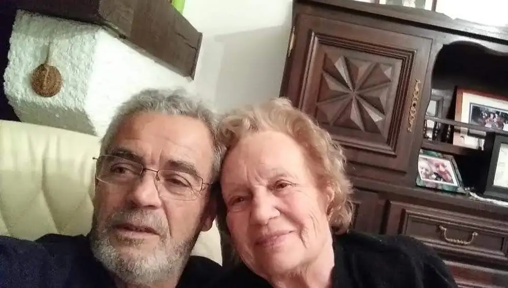 Salvador Conesa encuentra a su madre Antonia Meguilzo tras 65 años de búsqueda. En la foto con su hermana en Francia