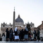 Varias personas frente a la Plaza de San Pedro, en el Vaticano