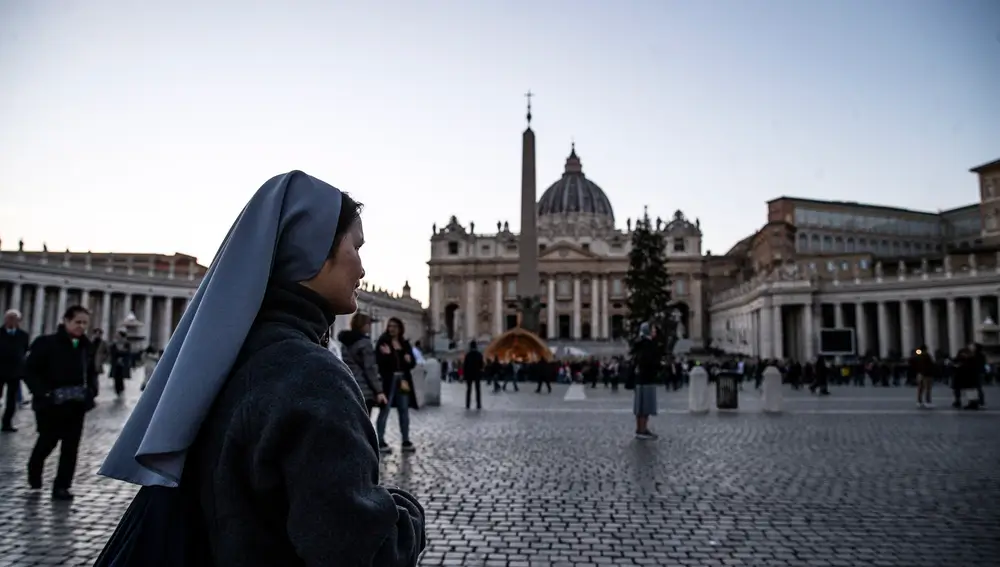 Una monja pasea por la plaza de San Pedro en el Vaticano
