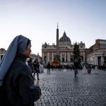 Una monja pasea por la plaza de San Pedro en el Vaticano