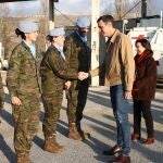 El presidente del Gobierno, Pedro Sánchez, y la ministras de Defensa, Margarita Robles, visitaron ayer a las tropas desplegadas en Líbano