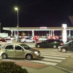 Decenas de coches forman cola en una gasolinera por el próximo fin del descuento de 20 céntimos del Gobierno en Las Rozas, Madrid
