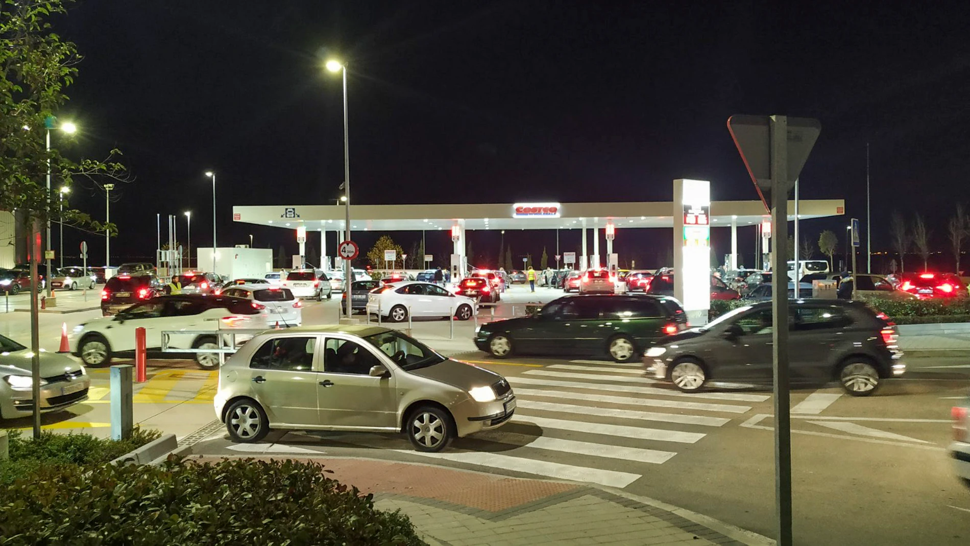 Decenas de coches forman cola en una gasolinera por el próximo fin del descuento de 20 céntimos del Gobierno en Las Rozas, Madrid