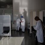 Varias enfermeras preparan vacunas Pfizer-BioNtech contra el COVID-19 antes de administrársela a profesionales sanitarios en el Hospital de la Santa Creu i Sant Pau de Barcelona, Catalunya.