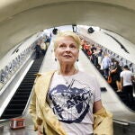 Vivienne Westwood posa en la estación Waterloo durante una exposición