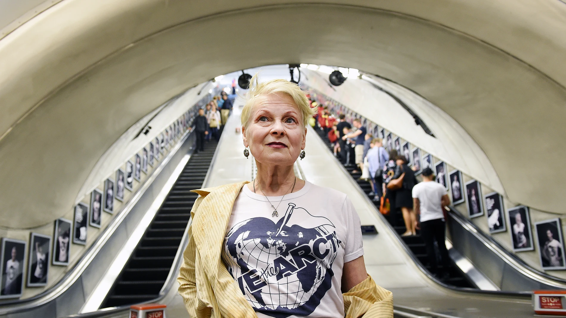 Vivienne Westwood posa en la estación Waterloo durante una exposición