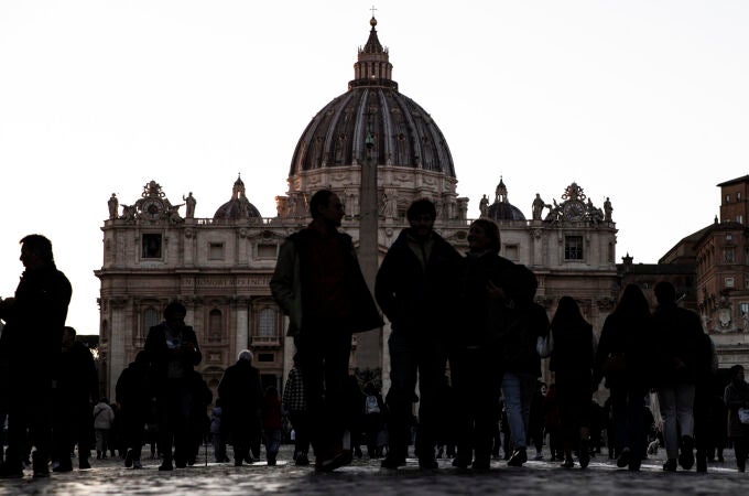 Gente en la plaza de San Pedro del Vaticano