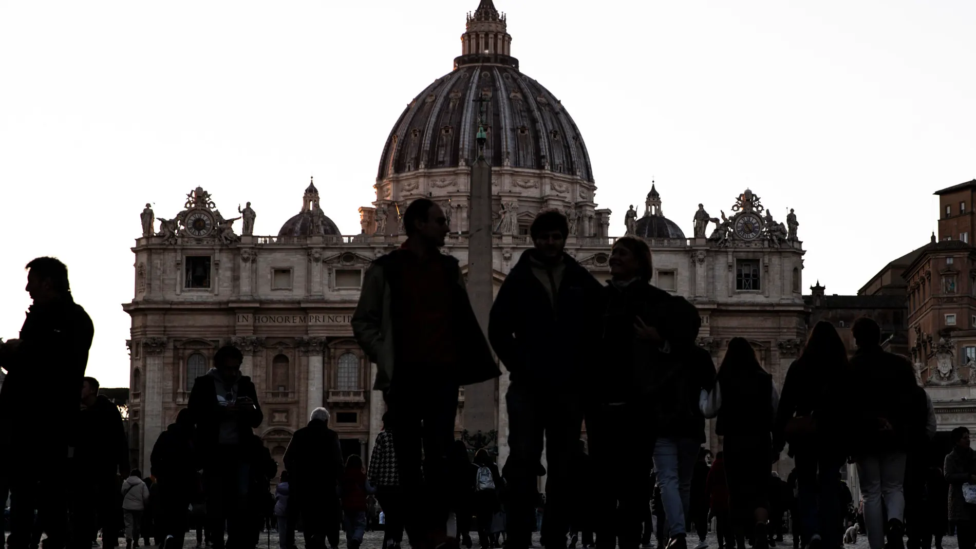 Gente en la plaza de San Pedro del Vaticano