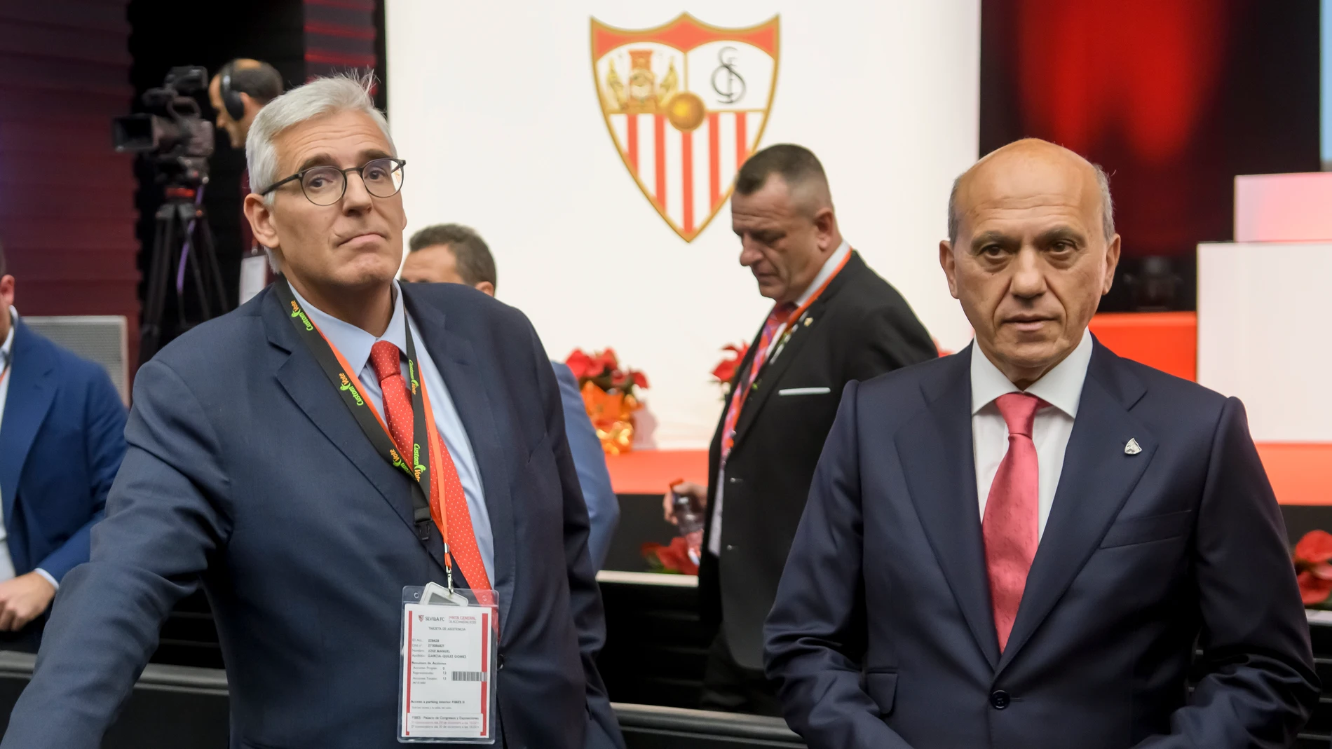 El ex presidente y accionista del Sevilla FC, José María del Nido (d) y su abogado, José Manuel García Quiles (i), este jueves en Sevilla durante la Junta de Accionistas del equipo.- EFE/ Raúl Caro