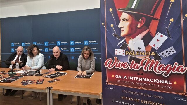 La diputada de Cultura de la institución provincial, Carolina Valbuena ha presentado esta mañana junto al director de producción del Festival Internacional Vive la Magia, Enrique López, esta gala navideña en Palencia, de carácter eminentemente familiar