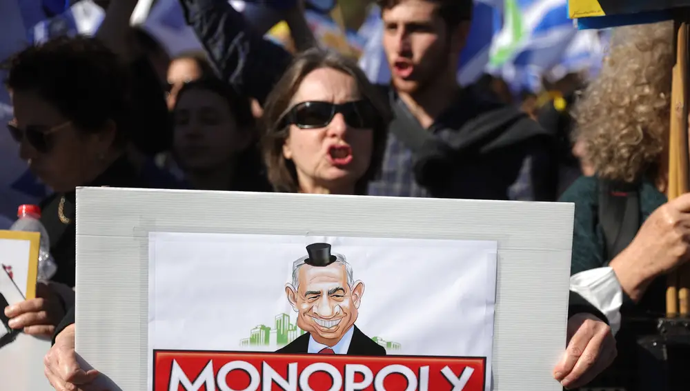Varias personas protestan en el exterior del Parlamento israelí (Knesset), durante la toma de posesión del nuevo Gobierno de Netanyahu, en Jerusalén, Israel