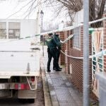La Guardia Civil custodia la vivienda donde fue hallada asesinada a cuchilladas una mujer embarazada en Escalona, en Toledo