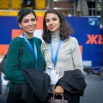 Sarasadat Khademalsharieh (a la derecha) junto a Atousa Pourkashiyan en el en el Campeonato Mundial de Ajedrez Rápido y Blitz de la Federación Internacional de Ajedrez (FIDE)