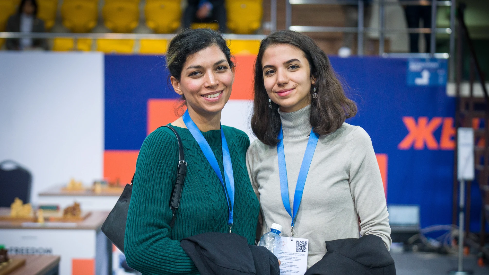 Sarasadat Khademalsharieh (a la derecha) junto a Atousa Pourkashiyan en el en el Campeonato Mundial de Ajedrez Rápido y Blitz de la Federación Internacional de Ajedrez (FIDE)