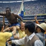 Pelé es llevado en hombros después de ganar el Mundial de México 70