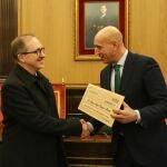 Zamora Moreno (I) recibe el galardón de manos del alcalde de León (D)