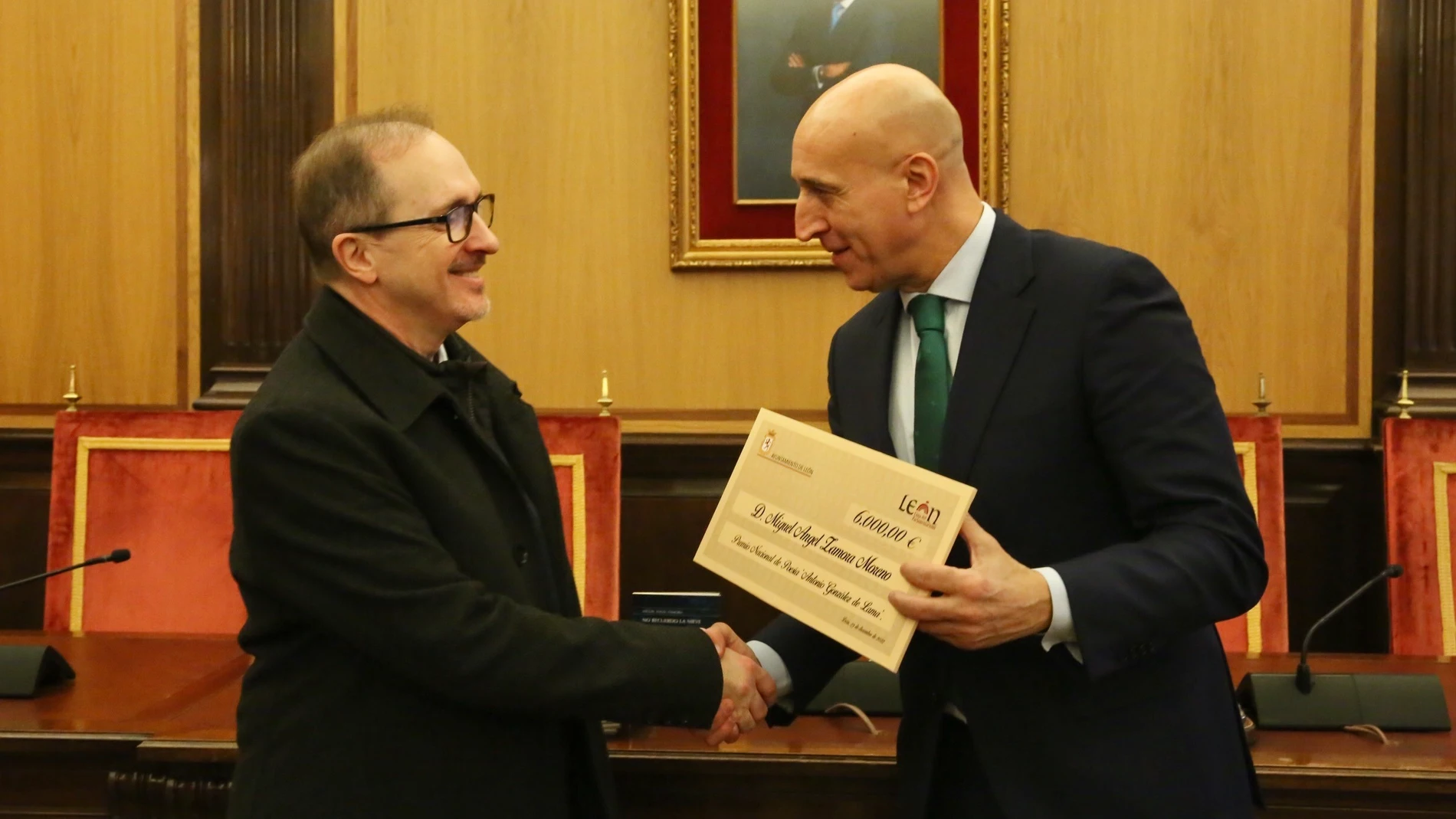 Zamora Moreno (I) recibe el galardón de manos del alcalde de León (D)