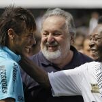 Neymar, cuando era futbolista del Santos, saluda a Pelé