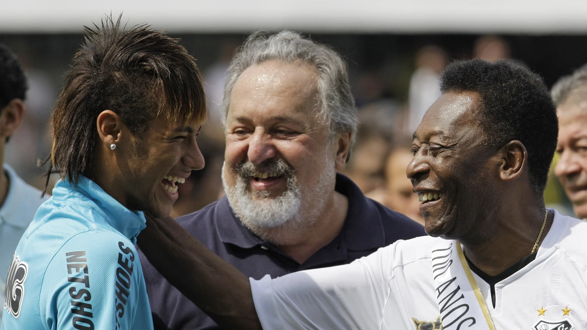 Neymar, cuando era futbolista del Santos, saluda a Pelé
