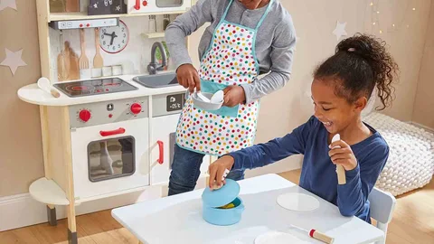 Cocina de juguete de madera en oferta. Juguetes educativos de Lidl