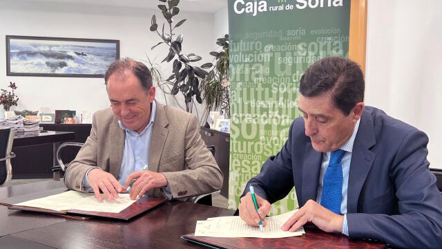 El presidente de Caja Rural de Soria, Carlos Martínez Izquierdo y Benito Serrano, presidente de la Diputación provincial de Soria firman un convenio mediante el cual Caja Rural de Soria colabora en el Rallye Fotográfico Manuel Lafuente Caloto'' que anualmente convoca la Diputación