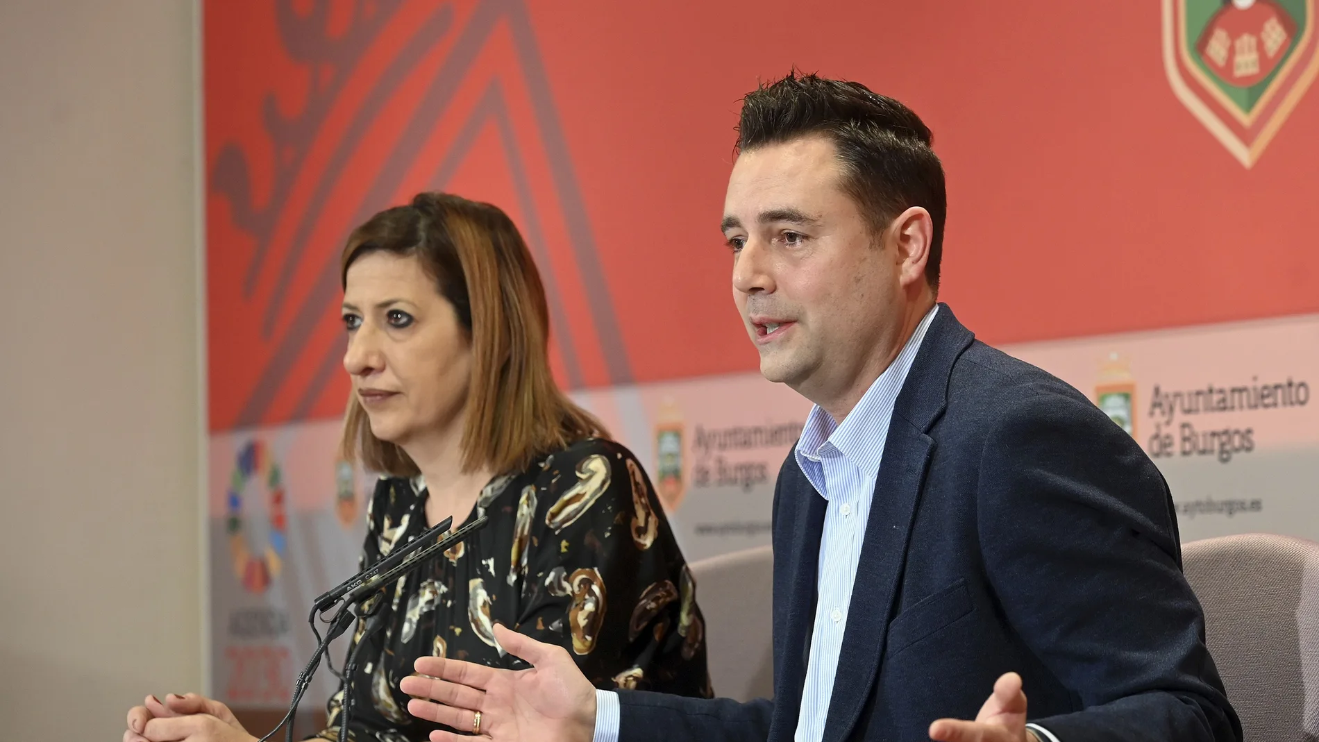 El alcalde de Burgos, Daniel de la Rosa, presenta el balance del Grupo Municipal Socialista del año 2022, acompañado de la portavoz municipal Nuria Barrio