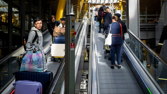 Numerosos viajeros en el aeropuerto de Madrid Barajas que se desplazan para pasar el fin de año y celebrar la entrada de 2023 en otro lugar o regresan a sus hogares