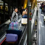 Numerosos viajeros en el aeropuerto de Madrid Barajas que se desplazan para pasar el fin de año y celebrar la entrada de 2023 en otro lugar o regresan a sus hogares