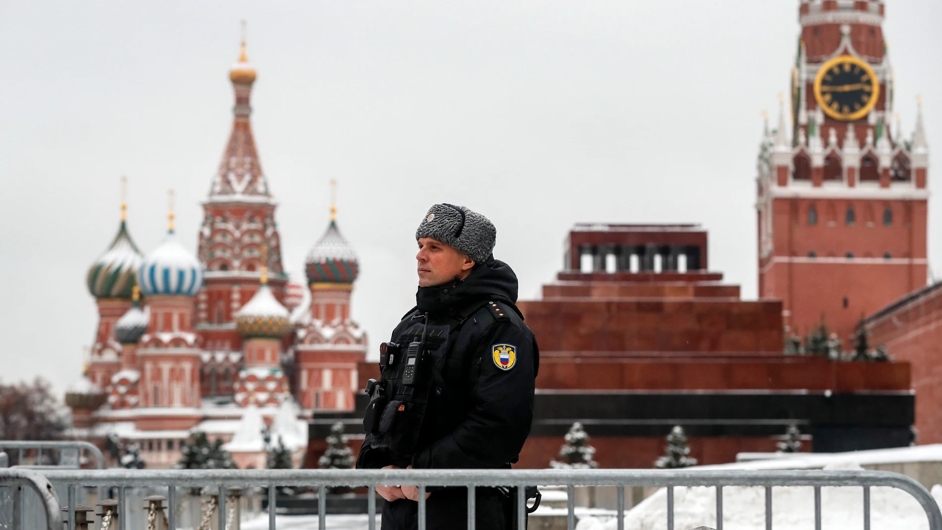 Un agente de policía en la plaza Roja de Moscú