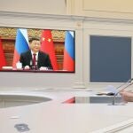 El presidente ruso, Vladimir Putin, habla durante una reunión con el presidente chino, Xi Jinping, visto en pantalla, a través de una videoconferencia en el Kremlin en Moscú