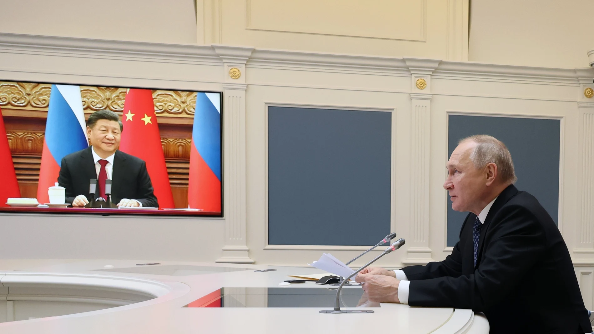 El presidente ruso, Vladimir Putin, habla durante una reunión con el presidente chino, Xi Jinping, visto en pantalla, a través de una videoconferencia en el Kremlin en Moscú