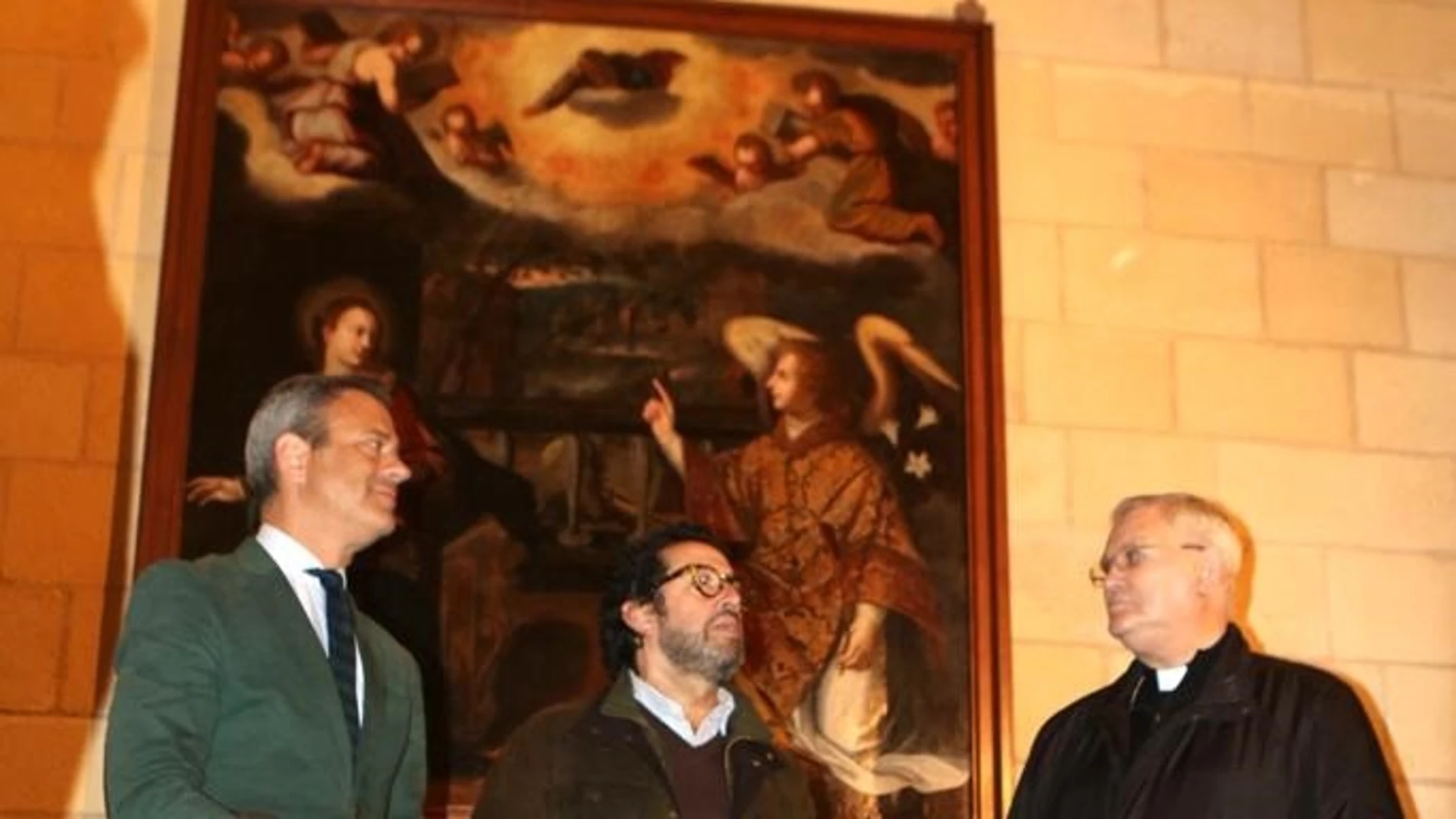El consejero de Presidencia, Turismo, Cultura y Deportes, Marcos Ortuño, junto al director del Centro de Restauración, Javier Bernal, y el obispo de la Diócesis, José Manuel Lorca Planes, ante la pintura de la Anunciación que ha regresado a la Catedral