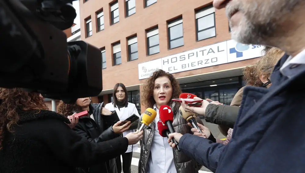 La coordinadora de la Junta de Castilla y León en El Bierzo, Silvia Franco atiende a la prensa
