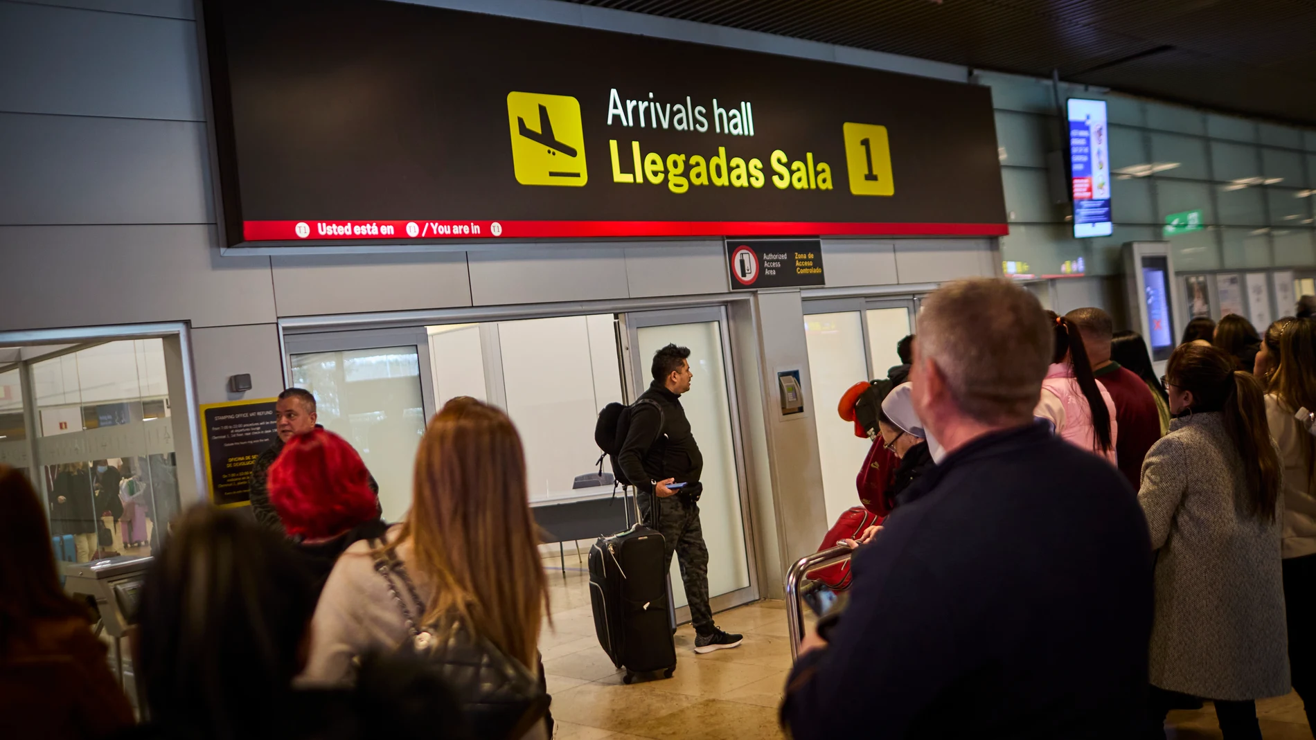 Ambiente en la sala de llegadas de la terminal 4 del Aeropuerto Madrid Barajas el día que el Gobierno ha anunciado que pedirá a los pasajeros procedentes de China un test negativo de Covid para entrar al pais.