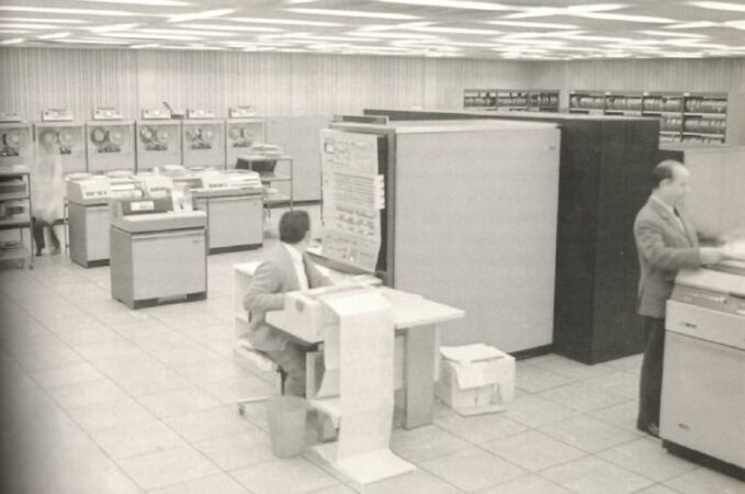 Mainframe, el primer ordenador de Barcelona se jubila