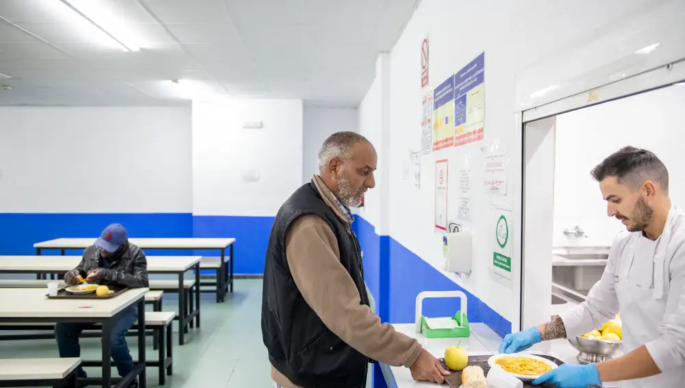 Dos temporeros llegan para comer en el Centro de Acogida Municipal gestionado por el Ayuntamiento de Jaén habilitado para acoger a inmigrantes que trabajan en la campaña de la aceituna. EFE/José Manuel Pedrosa.