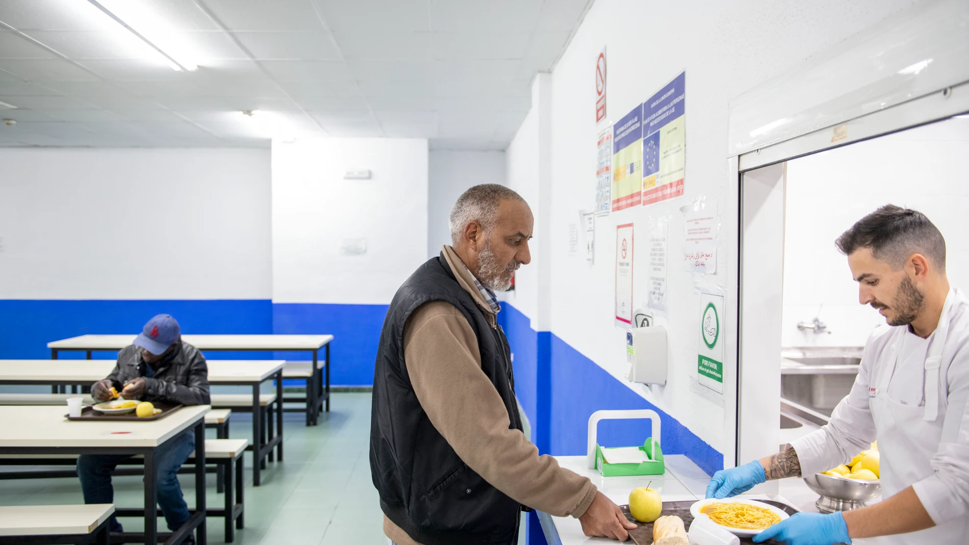 Dos temporeros llegan para comer en el Centro de Acogida Municipal gestionado por el Ayuntamiento de Jaén habilitado para acoger a inmigrantes que trabajan en la campaña de la aceituna. EFE/José Manuel Pedrosa.