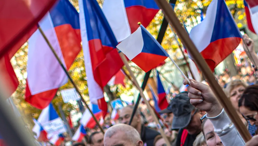 Manifestantes con la bandera checa, la misma que tenía Checoslovaquia y que Praga se "quedó" en el reparto