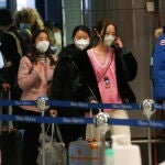 Viajeros procedentes de China llegando al aeropuerto de Malpensa (Milán), en el segundo día desde que Italia estableció test de covid obligatorio a todos los que vengan del país asiático